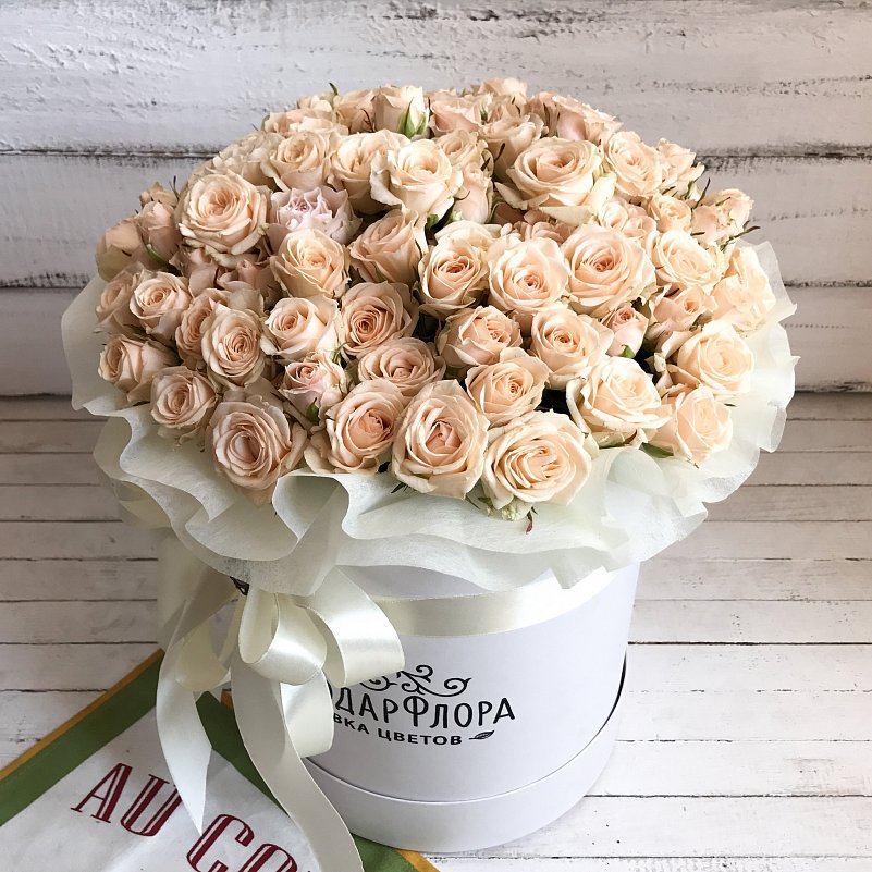 Цилиндр из 25 кремовых кустовых роз купить с доставкой по Краснодару