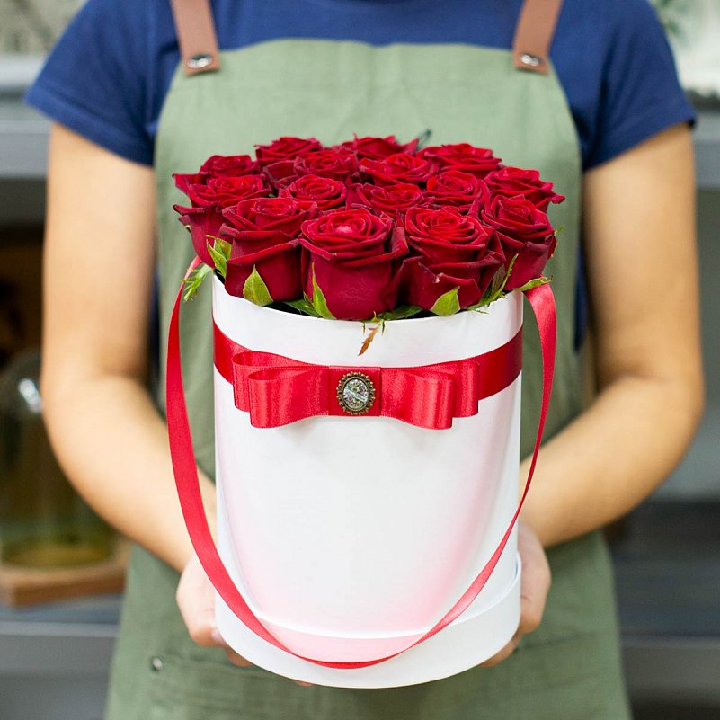 Шляпная коробка из 15 красных роз