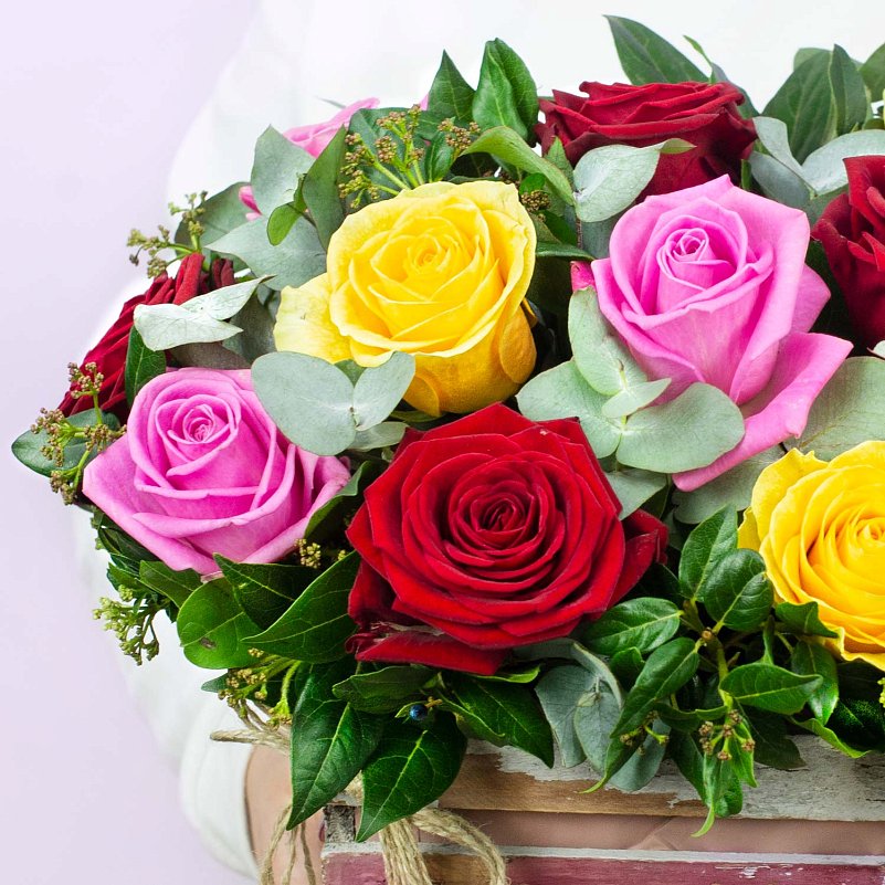 Композиция из 19 разноцветных роз