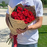 Букет из 15 красных роз 60 см в крафт бумаге