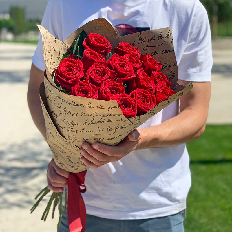 Букет из 15 красных роз 60 см в крафт бумаге