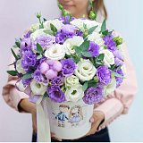 Шляпная коробка с 19 белыми и лавандовыми эустомами — миниатюра 4