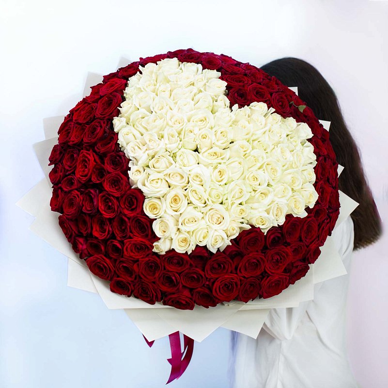 Букет из 201 красной розы в центре сердце из белых роз