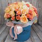 Шляпная коробка с 51 разноцветной розой