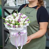 Шляпная коробка из 49 белых и лавандовых тюльпанов — миниатюра 2