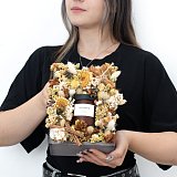 Композиция со свечой в деревянном ящике