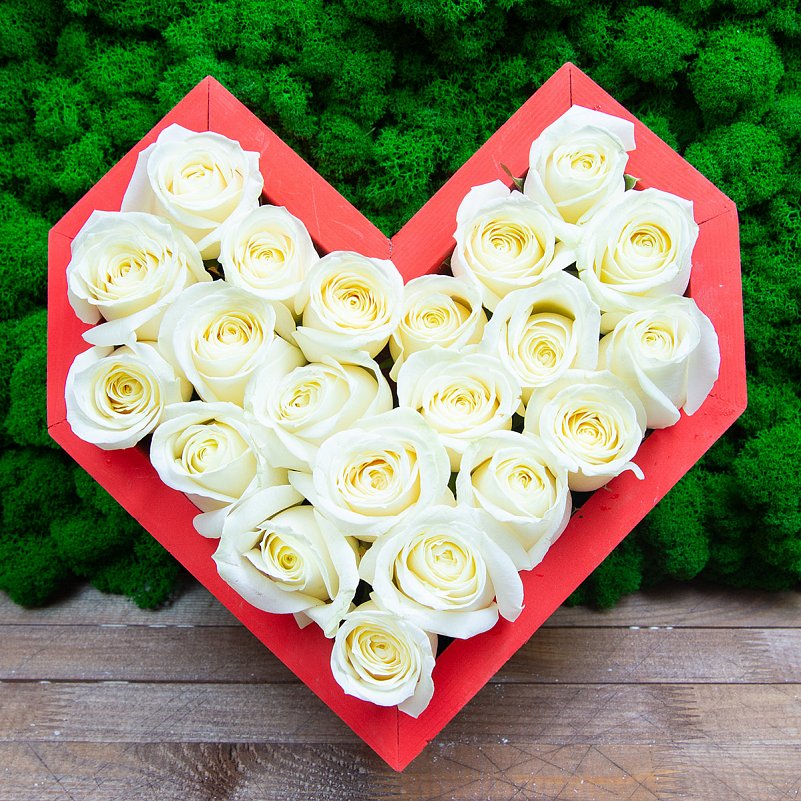 Сердце из 21 белой розы в деревянном ящике