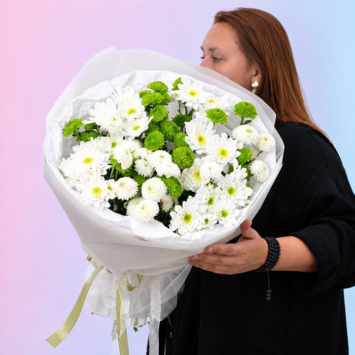 Букет из 17 белых и зелёных кустовых хризантем — фото 2