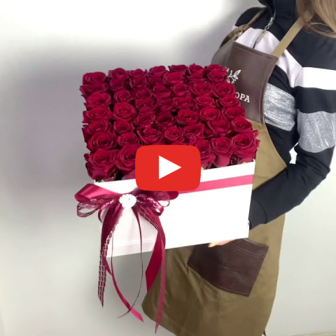 Квадратная коробка с 49 красными розами
